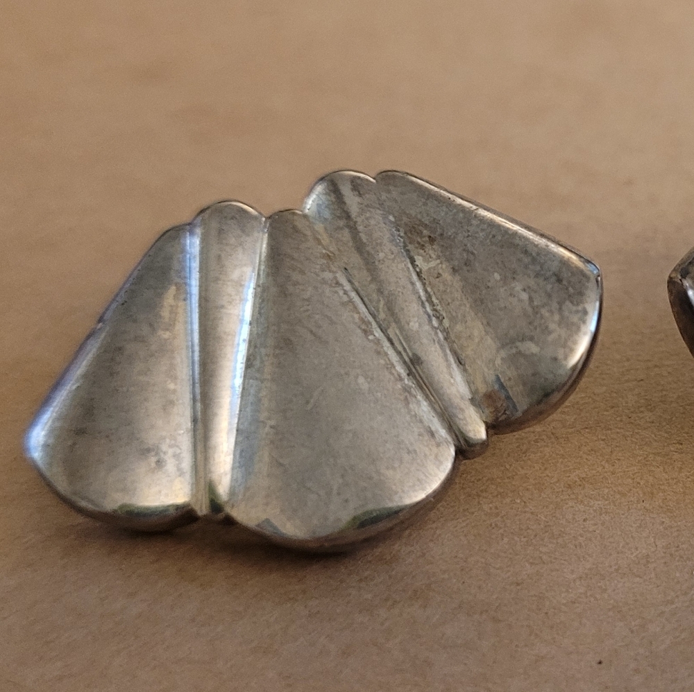 TAT Signed Vintage Earrings Silver Tone‎ Fan Petals - Picture 2 of 5